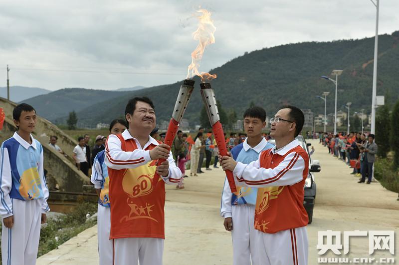 运动会火炬实地传递，薪火相传，精神光辉闪耀