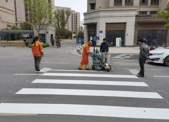 河口街道河滨社区实施斑马线施划，为民解忧新举措