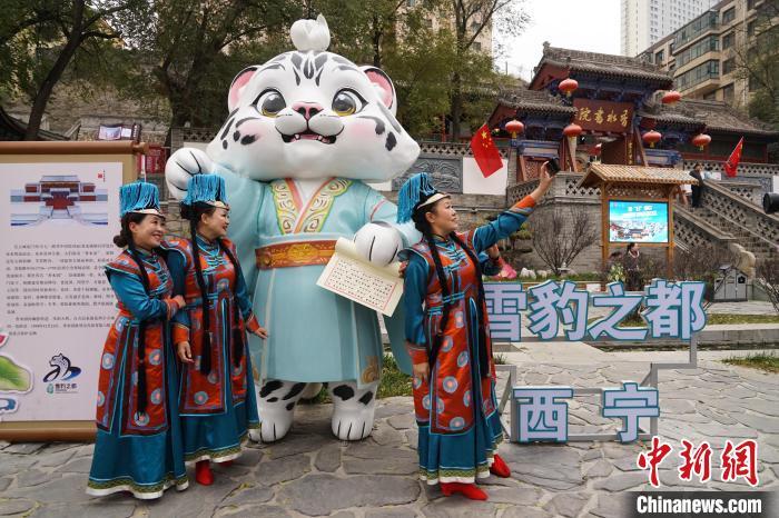 青海西宁汉服雪豹亮相引热议